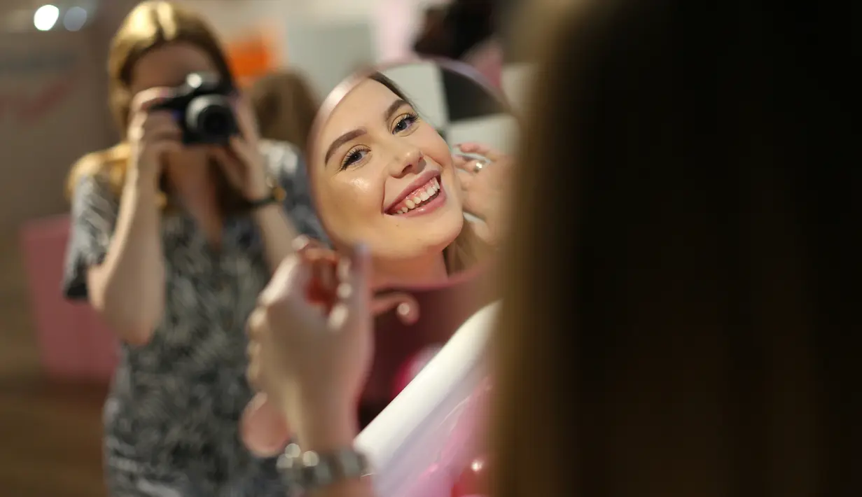 Pengunjung mengambil gambar ketika mengunjungi The Selfie Factory di pusat perbelanjaan Westfield, London pada 11 September 2019. Dengan membayar 10 poundsterling, pengunjung bisa berfoto di ruangan yang berlatar unik dan menggemaskan. (Isabel INFANTES / AFP)
