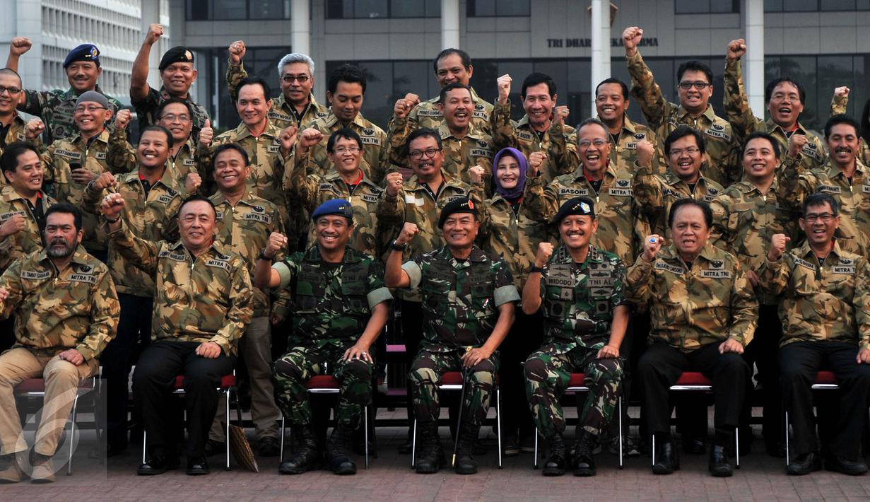 Jenderal Moeldoko berpose bersama para Pimred usai acara pembaretan, Jakarta, Selasa (16/6/2015). Pembaretan ini sebagai bentuk penghargaan kepada media yang mempunyai peran penting dalam kehidupan sosial. (Liputan6.com/JohanTallo)