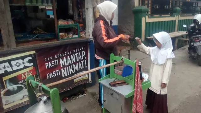 Acungan Jempol Buat Ibu Penjual Siomay Pikul Gerobak Asal Garut Ini