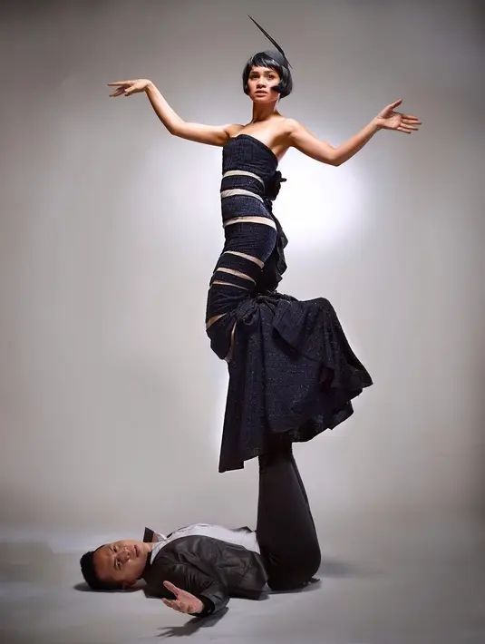 Penampilannya ini dilengkapi dengan wig rambut bob super pendek dan topi dengan bulu yang sama-sama berwarna hitam. Foto: Instagram.