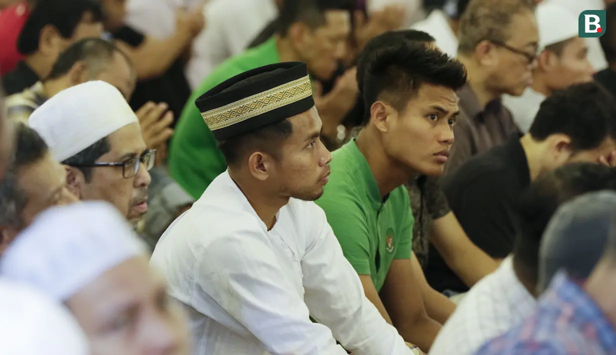 Pemain Indonesia, Andik Vermansah dan Fachrudin Aryanto saat sholat Jumat di Masjid Sultan, Singapura, Jumat (9/11). Pemain Timnas Indonesia ibadah Sholat Jumat bersama jelang laga Piala AFF 2018 melawan Singapura. (Bola.com/M. Iqbal Ichsan)