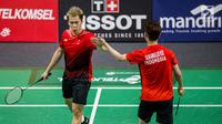 Pasangan ganda putra Indonesia, Kevin Sanjaya/Marcus Gideon, melakukan selebrasi usai mengalahkan  wakil Chinese Taipei, Lee Jhe-Huei/Lee Yang, pada laga Asian Games di Istora, Jakarta, Senin (27/8/). (Bola.com/Vitalis Yogi Trisna)