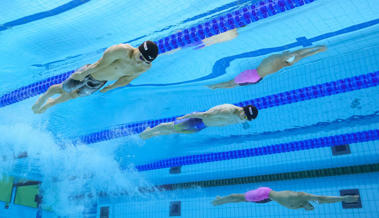 Dari kiri, perenang Jepang, Yu Hanaguruma, perenang Belanda, Arno Kamminga dan perenang Bulgaria, Lyubomir Epitropov saat beraksi pada ajang World Aquatics Championships di Budapest, Hungaria, Rabu (22/6/2022). (AFP/François-Xavier Marit)