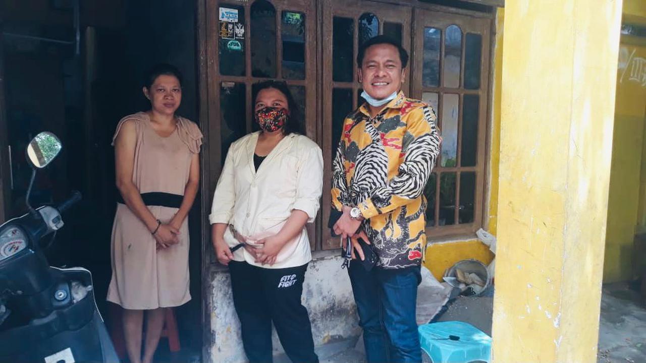 Ketua DPD Partai Golkar Kota Surabaya Arif Fathoni mendatangi rumah Dwi di Keputih. (Dian Kurniawan/Liputan6.com)