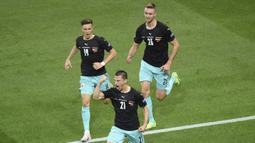 Austria mampu membuka keunggulan pada menit ke-16 melalaui sepakan voli Stefan Lainer yang berhasil memanfaatkan umpan dari Marcel Sabitzer. (Mihai Barbu/Pool via AP)