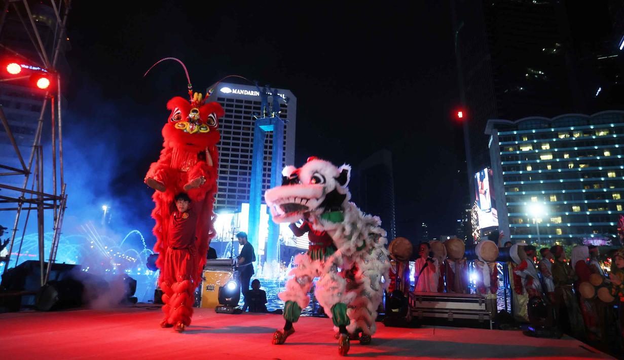 Acara tersebut digelar sebagai simbol harmonisasi keberagaman umat beragama di Jakarta. Tampak dalam foto, penari Barongsai saat beraksi pada acara Transisi Perayaan Imlek 2577 Kongzili menuju Ramadan 1447 H di kawasan Bundaran Hotel Indonesia (HI), Jakarta, Selasa (17/2/2026). (Kapanlagi.com/Budy Santoso)