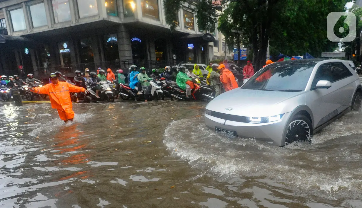 Guyuran hujan lebat menyebabkan kawasan Jalan Kemang Raya terendam banjir, pada Kamis sore. (merdeka.com/Arie Basuki)