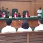Tiga terdakwa kasus penipuan First Travel hadir pada sidang perdana di PN Depok, Senin (19/2/2018). (Liputan6.com/Ady Anugrahadi)