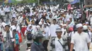 Peserta demo 2 Desember terlihat masih berjalan menuju Monas dari arah Tanah Abang, Jakarta, Jumat (2/12). Tidak hanya kaum pria, tampak kaum perempuan juga turut dalam aksi doa bersama di Monas. (Liputan6.com/Helmi Afandi)