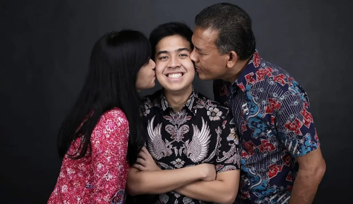 Pada momen lainnya, kekompakan keluarga Jerome juga dilihat saat mereka sedang mengenakan batik. Bukan hanya kompak, cara Jerome dan keluarga selalu tampil bersama ini menggambarkan mereka sebagai keluarga yang hangat. (Liputan6.com/IG/@jeromepolin)