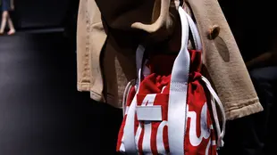 Dua karakter berbeda bertemu lewat interpretasi desain yang elevated dan tak biasa. (Foto/Dok: MM6 x Havaianas)