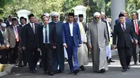 Presiden Joko Widodo berjalan bersama Imam Besar Al-Azhar Ahmad Muhammad Ath-Thayeb bersiap membuka Konsultasi Tingkat Tinggi (KTT)  Ulama dan Cendekiawan Muslim Dunia di Istana Bogor, Jawa Barat, (1/5). (Liputan6.com/Pool/Biro PersSetpres)