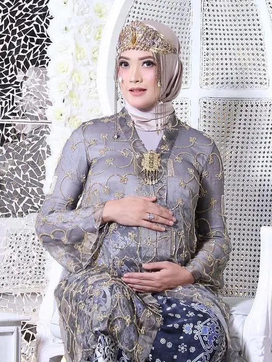 Jika dilihat-lihat, penampilan Ridwan Ghani dan Adhitya Putri seperti raja dan ratu. (Foto: instagram.com/malibu62studio)