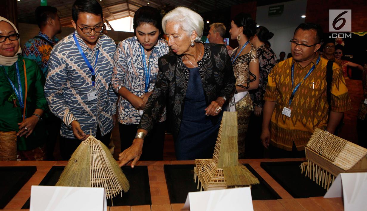 Managing Director IMF Christine Lagarde melihat berbagai rumah tradisional Indonesia saat berkunjung ke Paviliun Indonesia di arena pertemuan IMF-Bank Dunia, Bali, Rabu (10/10). (Liputan6.com/Angga Yuniar)