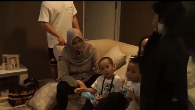 6 Momen Kebersamaan Rezky Aditya dan Citra Kirana Buka Bareng Keluarga Besar