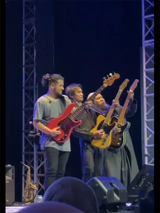 Dalam  video singkat, Saktia Ari Seno alias Sakti yang ganti nama menjadi Salman Al Jugjawy, tampak begitu bahagia. Ia kembali menunjukkan aksinya memetik gitar dengan berbagai gaya dan banyak tawa. Setelah hengkang, ia menjadi pendakwah. [TikTok/wanszr]