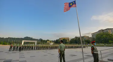 Pasukan kehormatan mengikuti latihan jelang Hari Kemerdekaan Malaysia di Putrajaya, Malaysia (28/8/2020). Malaysia akan merayakan hari kemerdekaannya pada 31 Agustus. (Xinhua/Chong Voon Chung)