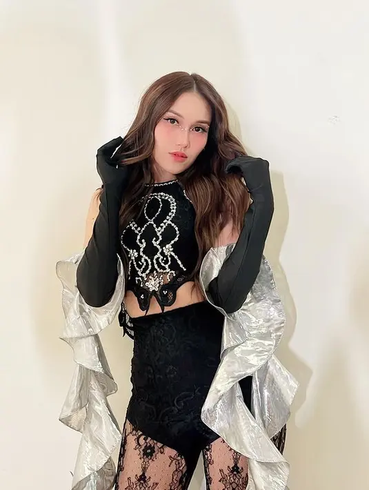 <p>Penampilan menerawang pada bagian kaki menjadikan tampilannya kian seksi. [Foto: Instagram/ Ayutingting]</p>