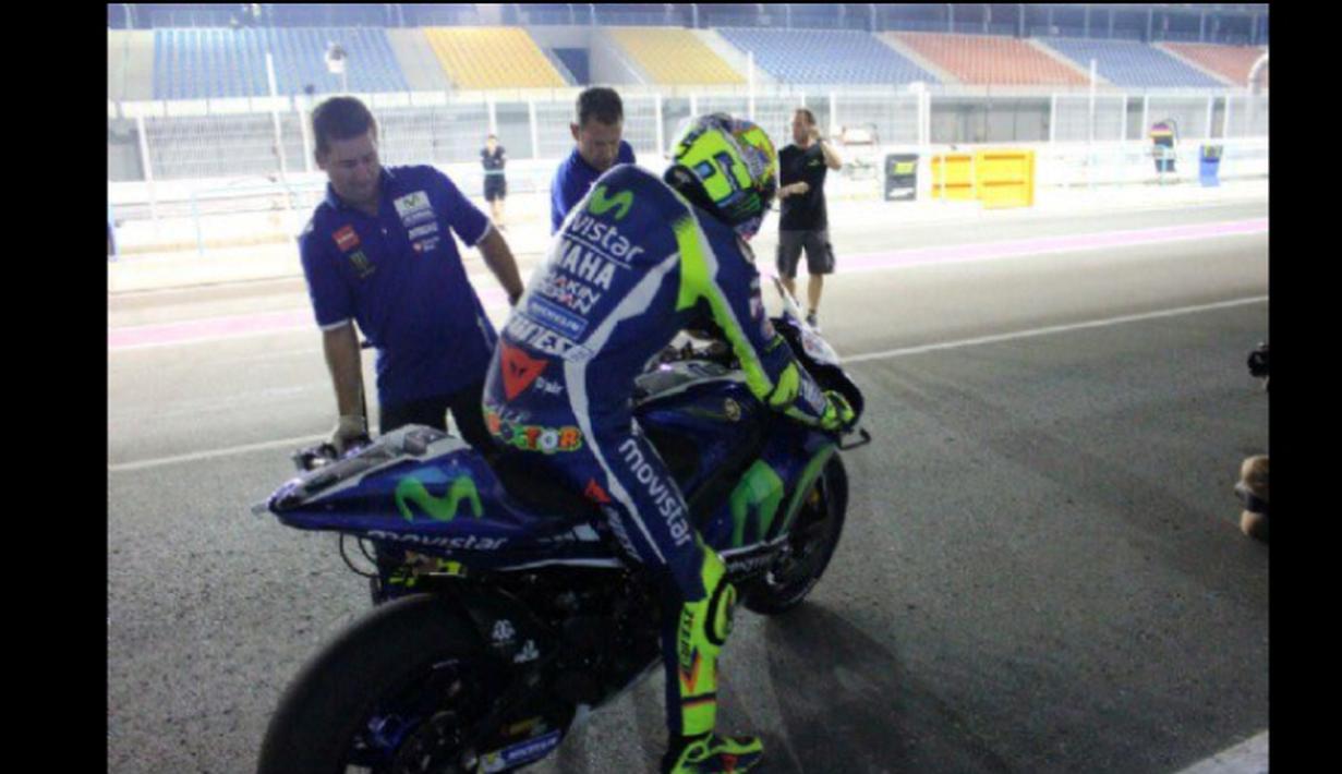 Valentino Rossi bersiap memulai sesi tes pramusim MotoGP hari pertama di Sirkuit Losail, Qatar, Rabu (2/3/2016) waktu setempat. (Bola.com/Twitter)