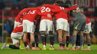 Skuad Manchester United berkumpul untuk melakukan huddle sesaat sebelum kick-off pada laga Liga Inggris melawan West Ham di Old Trafford, Jumat (5/12/2025). (AP Photo/Ian Hodgson)
