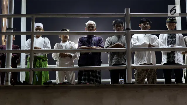 Meluber, Warga Pasar Gembrong Salat Tarawih hingga ke Badan Jalan dan JPO