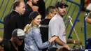 Model Kate Upton mendampingi tunangannya pemain Houston Astros, Justin Verlander setelah memenangkan pertandingan melawan Los Angeles Dodgers 5-1 di game ke tujuh di Dodger Stadium di Los Angeles, California (1/11). (Kevork Djansezian/Getty Images/AFP)