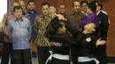 Dua Pesilat Putri pamer kebolehan saat ditonton Wakil Presiden RI, Jusuf Kalla di Padepokan Silat, Taman Mini Indonesia Indah, Jakarta Timur, (03/10/2017).  Kunjungan ini untuk memantau persiapan jelang Asian Games 2018. (Bola.com/Nicklas Hanoatubun)
