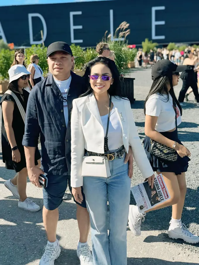 Diva Idolakan Diva, Gaya Kris Dayanti Nonton Konser Adele di Jerman dengan Outfit Serba Branded