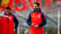 Manajer MU, Ruben Amorim, saat pimpin latihan tim untuk kali pertama pada hari Senin (18/11/2024). (X/Manchester United)