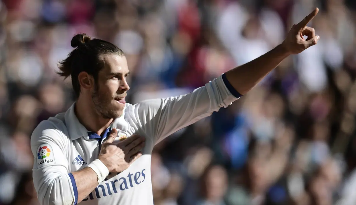 Bintang Real Madrid, Gareth Bale merayakan golnya ke gawang Leganes pada lanjutan La Liga Spanyol 2016-2017 di Santiago Bernabeu stadium, Madrid, (6/11/2016). (AFP/Javier Soriano)