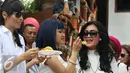 Julia Perez (tengah) menyuapi nasi tumpeng kepada ibunya saat merayakan ulang tahun yang 36 di kawasan Ancol, Jakarta, Jumat (15/7). Sejumlah selebriti hadir dalam acara tersebut diantaranya Luna Maya dan Zaskia Gotik. (Liputan6.com/Herman Zakharia)