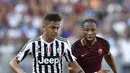 Penyerang Juventus, Paulo Dybala (kiri) berusaha membawa melewati gelandang AS Roma, Seydou Keita pada pertandingan liga serie A di Olimpico Roma, Italia (31/8/2015).  AS Roma menang atas Juventus dengan skor 2-1. (REUTERS/Alberto Lingria)