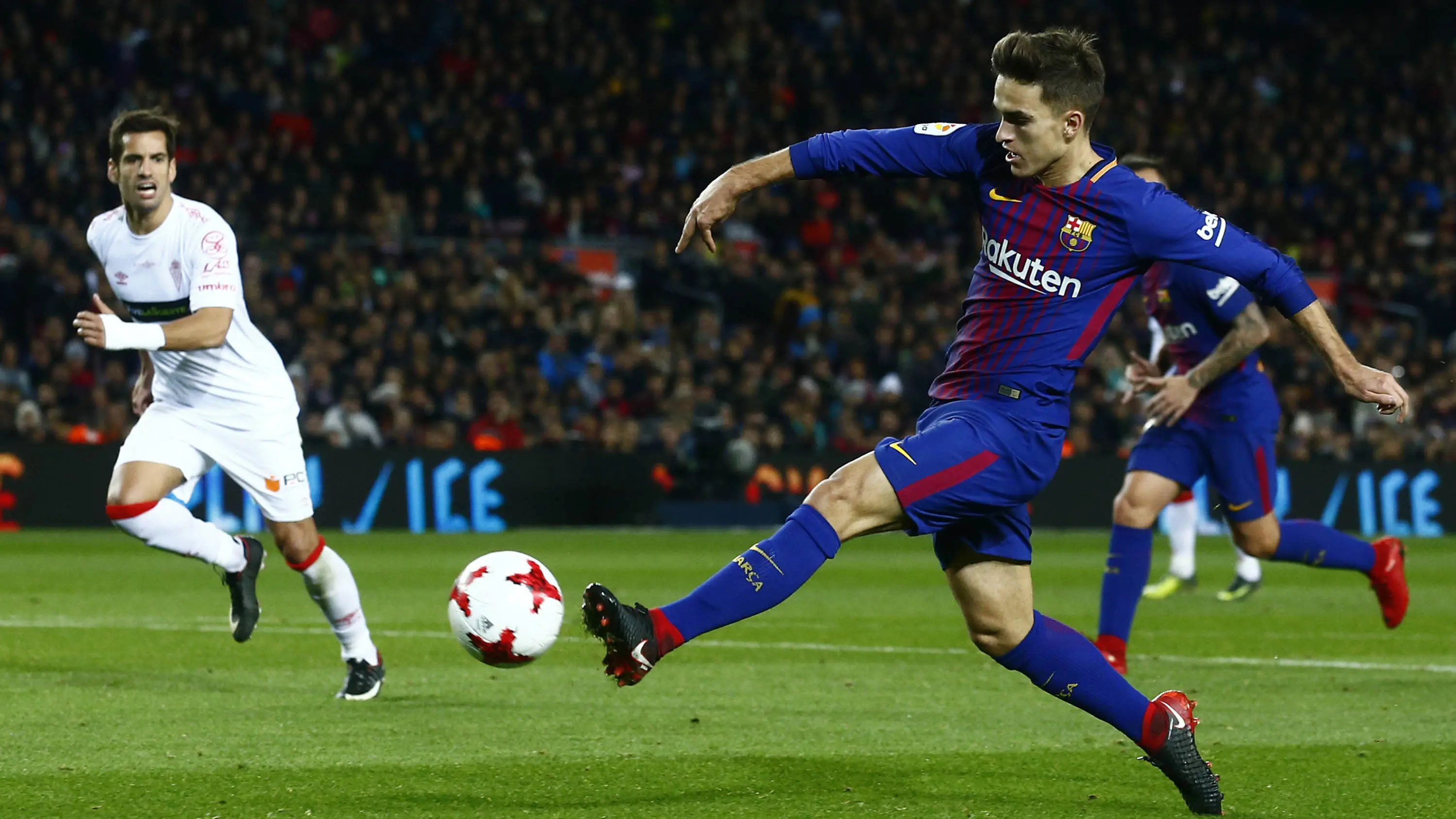 Gelandang Barcelona, Denis Suarez, melepas tendangan saat melawan Murcia pada babak 32 besar Copa del Rey di Stadion Camp Nou, Barcelona, Rabu (29/11/2017). Barcelona menang 5-0 atas Murcia dan lolos dengan agregat 8-0. (AP/Manu Fernandez)