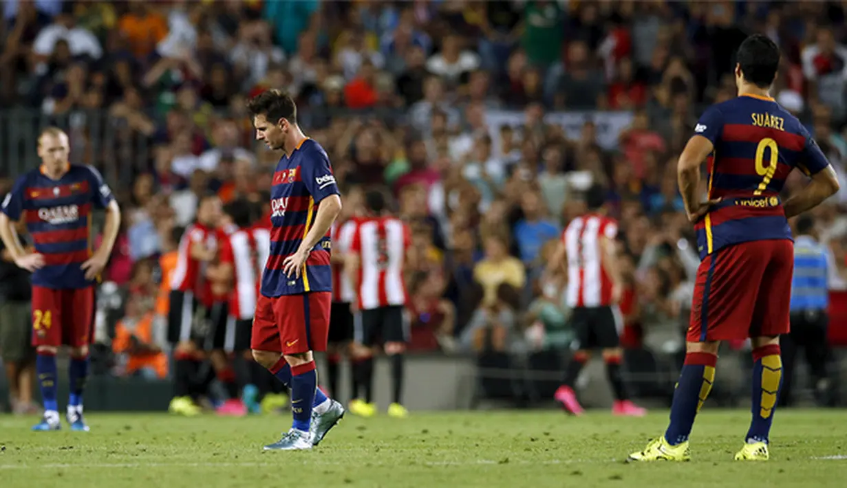 Penyerang Barcelona, Lionel Messi (tengah) tertunduk usai gagal meraih gelar Piala Super Spanyol di Stadion Camp Nou, Spanyol, Senin (17/8/2015). Barcelona kalah agregat gol 1-5 dari Athletic Bilbao. (Reuters Albert Gea)