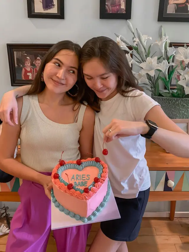 7 Potret Sabrina, Saudara Kembar Olivia Jensen yang Jarang Tersorot