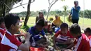 Makan bersama selepas latihan pagi dengan ditemani orang tuanya. (Bolacom/Arief Bagus)