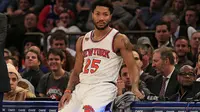 Guard New York Knicks, Derrick Rose, mengalami robek meniskus lutut kiri sehingga akan absen hingga akhir musim reguler NBA 2016/2017. (Bola.com/Twitter/theScore)