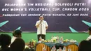 Ketua Umum Pengurus Pusat Persatuan Bola Voli Seluruh Indonesia (PP PBVSI), Imam Sudjarwo memberikan sambutan pada pelepasan Timnas voli putri Indonesia di Padepokan Voli Jenderal Polisi Kunarto, Sentul, Jawa Barat, Selasa (2/6/2026). (Bola.com/Abdul Aziz)