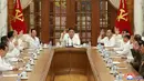Pemimpin Korea Utara, Kim Jong-un menghadiri pertemuan politbiro Partai Buruh di Pyongyang, Selasa (25/8/2020). Kim Jong-un muncul membahas ekonomi Korea Utara di tengah pandemi Covid-19 dan topan saat dirinya dirumorkan dalam kondisi koma. (Korean Central News Agency/Korea News Service via AP)