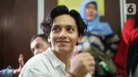 Aktor Jefri Nichol mengikuti sidang lanjutan dengan agenda pembacaan tuntutan di Pengadilan Negeri Jakarta Selatan, Senin (21/10/2019).  Dalam persidangan tersebut, Jefri Nichol dituntut jaksa 10 bulan penjara dikurangi masa penahanan. (Liputan6.com/Immanuel Antonius)