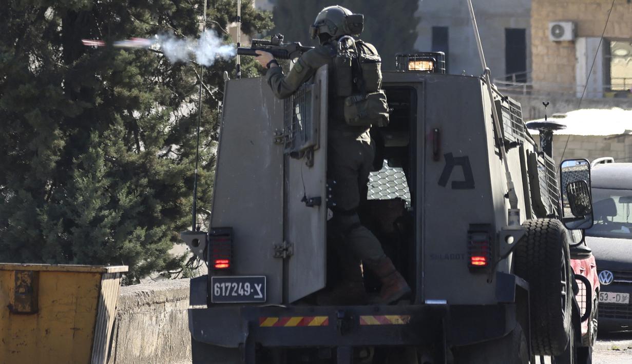 Tentara Israel mengatakan pasukannya menembakkan peluru setelah diserang selama penggerebekan, yang berlangsung sekitar dua setengah jam. (AFP/Jaafar Ashtiyeh)
