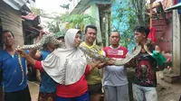 Ular Sanca 2,5 Meter Jadi Ajang Selfie Warga di Bekasi