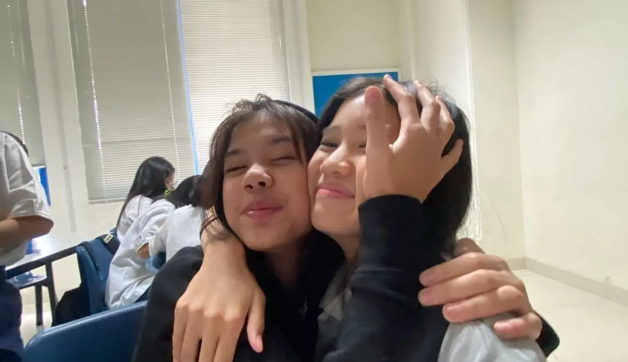 Di sekolah, Safeea sempat agak susah mencari teman. Namun kini di bangku SMP ia sudah punya beberapa bestie. [Instagram/mulanjameela1]