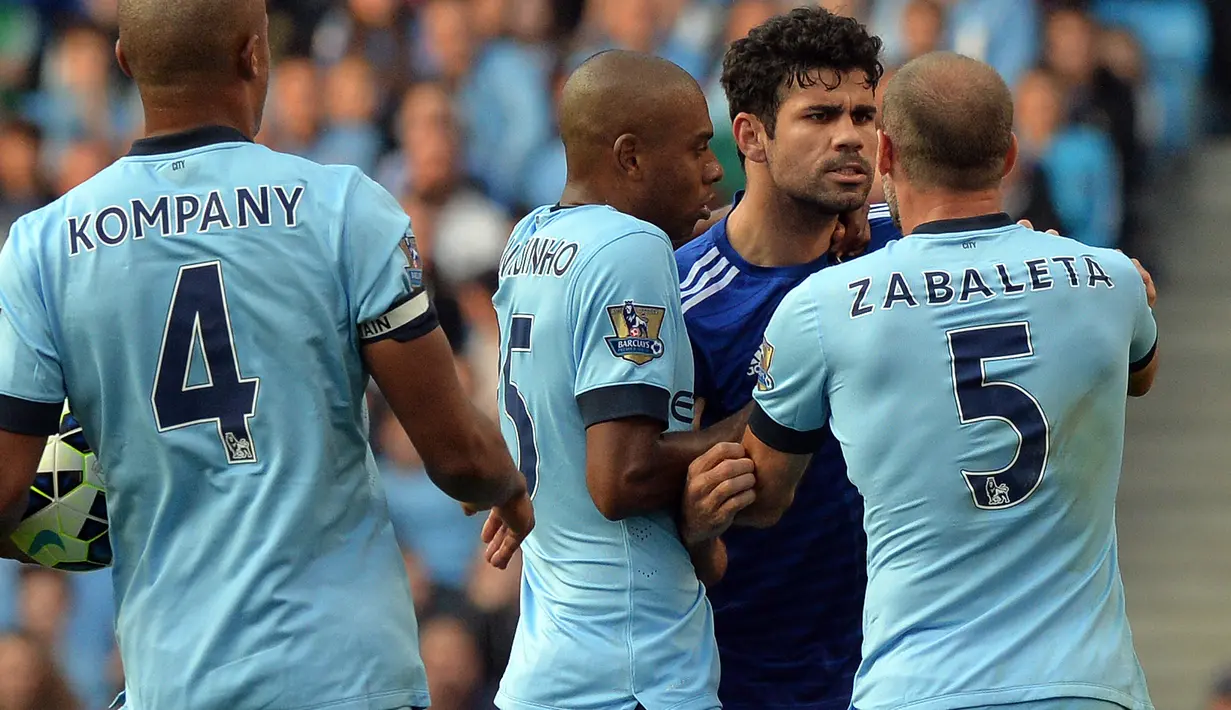 Setelah dilanggar oleh pemain Manchester City Zabaleta, Costa menunjukkan reaksi marah dan sempat bersitegang dengan Zabaleta. Striker internasional Spanyol itu juga terlihat memegang leher Zabaleta meskipun cuma sesaat. (pbs.twimg.com)