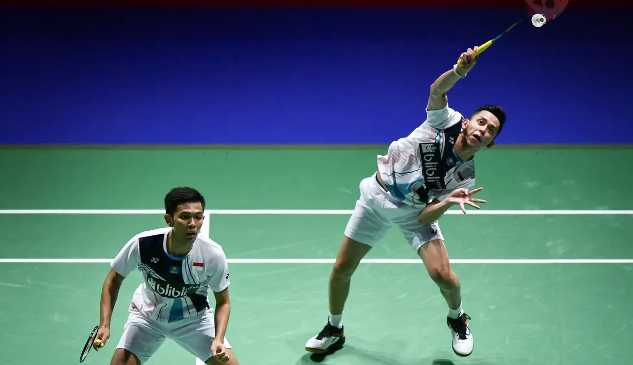 Ganda putra Indonesia Fajar Alfian (kiri) / Muhammad Rian Ardianto (kanan) saat bertanding menghadapi Hendra Setiawan / Mohammad Ahsan pada semifinal Kejuaraan Dunia Bulu Tangkis 2019 di St Jakobshalle, Basel, Swiss, Sabtu (24/8/2019). Hendra / Ahsan melaju ke final. (FABRICE COFFRINI/AFP)