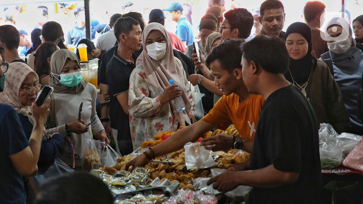 Tak Lekang Waktu, Pasar Takjil Benhil Selalu Ramai Saat Ramadan