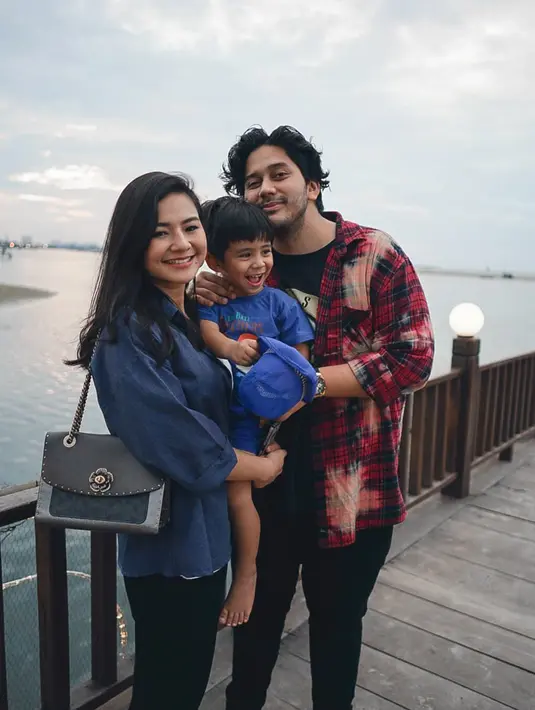 Eriska benar-benar memilih menghabiskan waktu untuk keluarga kecilnya. Suaminya pun tak pernah melarang atau membatasi kegiatan yang dipilihnya. Pilihannya untuk fokus dengan keluarganya, membuat mereka selalu nampah hangat dan seru. (Liputan6.com/IG/@eriskarein)