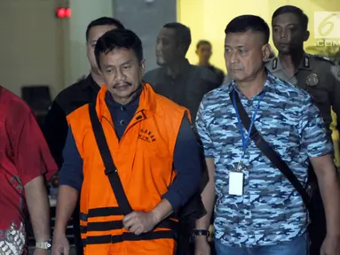Bupati Jombang Nyono Suharli Wihandoko (tengah) usai menjalani pemeriksaan pasca terkena OTT di Gedung KPK, Jakarta, Minggu (4/2). Nyono menjadi tersangka dalam dugaan suap perizinan pengurusan jabatan di Pemkab Jombang. (Liputan6.com/Helmi Fithriansyah)