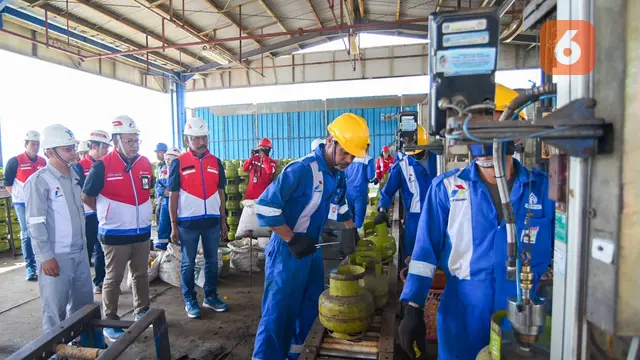 Dikretur Rekayasa dan Infrastuktur Darat PT Pertamina Patra Niaga Jatimbalinus Eduward Adolof Kawi  menijau stok gas LPG 3 kilogram (Hermawan Arifianto/Liputan6.com)