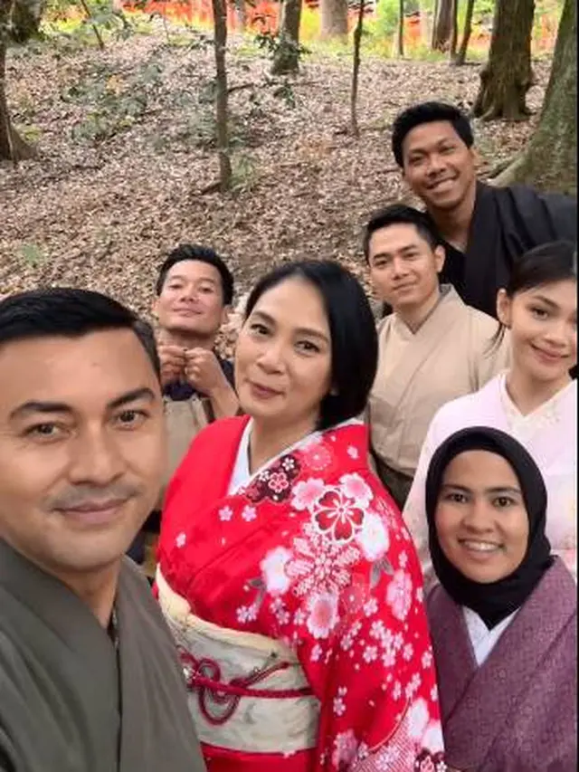 7 Liburan Keluarga Anjasmara ke Jepang, Tampil Mesra di Bawah Pohon Sakura